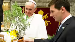 Fu&szlig;ballstar Messi bei Franziskus (dpa)