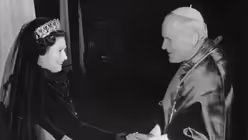 Queen Elisabeth und Papst Johannes Paul II. am 17. Oktober 2000 w&auml;hrend einer privaten Audienz im Vatikan (KNA)