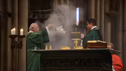 Raimund Witte inzensiert Domvikar Tobias Hopmann. / &copy; Beatrice Tomasetti (DR)