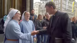 Begrüßung durch Schwestern (dpa)