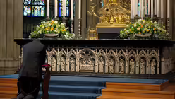 Gebet vor dem Schrein (dpa)