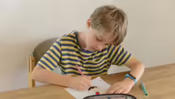 Rechnen, schreiben und malen: Jonas ist froh &uuml;ber die R&uuml;ckkehr in den Schulalltag / &copy; Beatrice Tomasetti (DR)