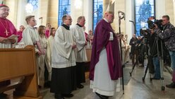 Reinhard Kardinal Marx, Erzbischof von München und Freising, kommt zum Eröffnungsgottesdienst / © Friso Gentsch (dpa)