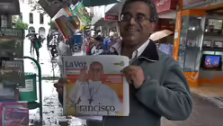 Ein gl&uuml;cklicher Argentinier ersteht eine Zeitung / &copy; Johannes Maeling (DR)