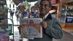 Ein glücklicher Argentinier ersteht eine Zeitung / © Johannes Maeling (DR)