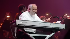 Richard Mail&auml;nder ist am Keyboard zum Scherzen aufgelegt / &copy; Beatrice Tomasetti  (DR)