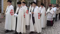 Ritter vom Heiligen Grab geh&ouml;ren bei Prozessionen ebenfalls ins Stadtbild von D&uuml;sseldorf. / &copy; Tomasetti (DR)