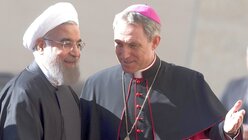 Kurienerzbischof Gänswein im Gespräch mit Präsident Ruhani (l) / © Andrew Medichini (dpa)
