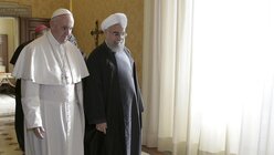 Papst Franziskus und Irans Präsident Ruhani / © Andrew Medichini (dpa)