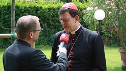 Immer wieder spricht er in das rote Mikrofon. Kardinal Woelki im Interview mit dem domradio.  (Erzbistum Hamburg)