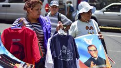 Straßenverkäufer mit Romero-Souvenirs (KNA)