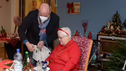 Rosemarie Kuske bekommt von Gregor Stiels eine Nussschale mit Krippendarstellung geschenkt. / © Beatrice Tomasetti (DR)