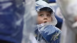 Auch die Kleinsten lassen sich von dem Wetter nicht beeindrucken.  / © Rolf Vennenbernd (dpa)