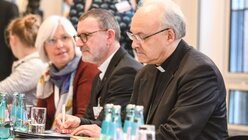 Rudolf Voderholzer (r.), Bischof von Regensburg, beim Auftakt der Synodalversammlung am 31. Januar 2020 / © Harald Oppitz (KNA)