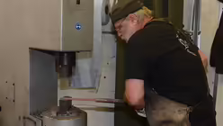 Rüdiger Schwenk aus Aarbergen am Luftschmiedehammer / © Beatrice Tomasetti (DR)