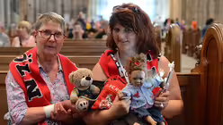 Sabine Steiner aus Freudenstadt dreht von diesem f&uuml;r sie einmaligen Erlebnis Kindervideos mit Puppe Laura. / &copy; Beatrice Tomasetti (DR)