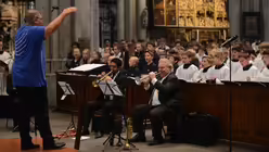 Sänger und Musiker unter der Leitung von Regionalkantor Thomas Kladek. / © Beatrice Tomasetti (DR)