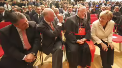 Sankt Michael-Jahresempfang: Vizekanzler und Wirtschaftsminister Sigmar Gabriel (SPD); Bundestagspr&auml;sident Norbert Lammert (CDU); Kardinal Reinhard Marx, Vorsitzender der Deutschen Bischofskonferenz, und Bundeskanzlerin Angela Merkel (CDU) (KNA)