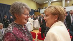 Sankt Michael-Jahresempfang: Merkel mit Schwester Ackermann (KNA)