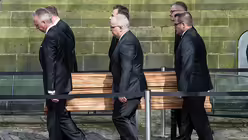 Westerwelles Sarg wird aus der Kirche St. Aposteln getragen / © Federico Gambarini (dpa)