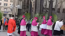 Schaulustige säumen den Weg der Prozession / © Beatrice Tomasetti (DR)