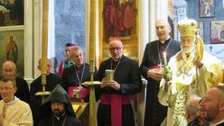 Während der Eucharistiefeier in der Griechisch-Katholischen Kathedrale in Damaskus: Erzbischof Schick mit Vertretern fast aller christlicher Konfessionen. (DBK)