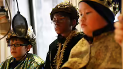 In schicken K&ouml;nigskleidern sitzen die Jungs im Studio von DOMRADIO.DE / &copy; Melanie Trimborn (DR)