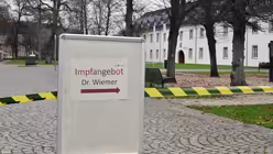 Schilder weisen den Weg zur Impfaktion in Haus Altenberg. / © Beatrice Tomasetti (DR)