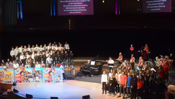 Schlussbild mit vielen jungen Akteuren, die die Welt ver&auml;ndern wollen. / &copy; Tomasetti (DR)