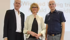 Schlussszene eines launigen Abends unter der Überschirft "Winfried Bönig trifft Harald Schmidt". / © Tomasetti (DR)