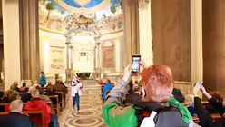 Schnell ein Foto von der Kirche / © Martin Biallas (DR)