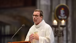 "Sch&ouml;n, dass Ihr da seid", begr&uuml;&szlig;t Schulseelsorger Burkhard Hofer die Erstkl&auml;ssler. "In der Dommusik freuen wir uns auf Euch!" / &copy; Beatrice Tomasetti (DR)