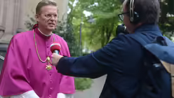 Schon kurz nach dem Gottesdienst f&uuml;hrt Pfarrer Dominik Meiering sein erstes Domradio-Interview. / &copy; Tomasetti (DR)