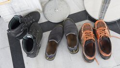 Schuhe müssen vor dem Moscheebesuch ausgezogen werden / © Paul Zinken (dpa)