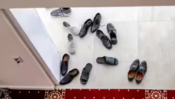 Schuhe stehen vor dem Innenraum der neuen Al-Nour-Moschee im Hamburger Stadtteil Horn. Die Moschee ist eine von vielen im Norden, die am 3. Oktober beim Tag der offenen Moschee ihre Tore für die Besucher öffnen. / © Axel Heimken (dpa)