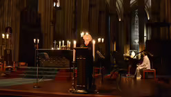 Schulleiterin Gertrud Trebels trägt die Lesung vor. / © Beatrice Tomasetti (DR)