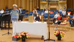 Schulleiterin Trebels begr&uuml;&szlig;t die Eltern zur Verabschiedungsfeier in der Aula der Domsingschule / &copy; Beatrice Tomasetti (DR)