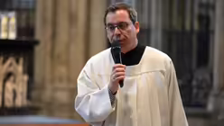 Schulseelsorger Burkhard Hofer bereitet die Kinder der K&ouml;lner Domsingschule auf die Erstkommunion vor.  / &copy; Beatrice Tomasetti (DR)