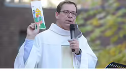 Schulseelsorger Burkhard Hofer erl&auml;utert die Martinsaktion mit den Brott&uuml;ten, in die ein Licht gestellt werden soll. / &copy; Beatrice Tomasetti (DR)