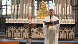 Schulseelsorger Burkhard Hofer feiert mit den Drittkl&auml;sslern Tauferinnerung vor dem Dreik&ouml;nigenschrein. / &copy; Tomasetti (DR)