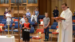 Schulseelsorger Burkhard Hofer gestaltet die Wortgottesfeier f&uuml;r die Schulabg&auml;nger / &copy; Tomasetti (DR)