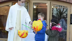 Schulseelsorger Burkhard Hofer lässt die Kinder ihre Laterne erklären. / © Beatrice Tomasetti (DR)