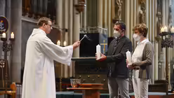 Schulseelsorger Burkhard Hofer segnet die Klassenkerzen der beiden ersten Schuljahre. / &copy; Beatrice Tomasetti (DR)