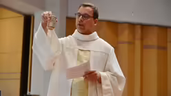 Schulseelsorger Burkhard Hofer spricht in seiner Katechese &uuml;ber das Senfkorn / &copy; Tomasetti (DR)