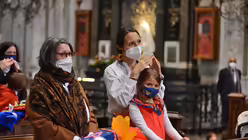 Schulseelsorger Hofer fordert die Eltern und Gro&szlig;eltern dazu auf, ihr Schulkind zu segnen und ein Segensdach f&uuml;r sie zu bauen. / &copy; Beatrice Tomasetti (DR)