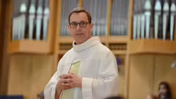 Schulseelsorger Hofer l&auml;dt alle dazu ein, zur&uuml;ckzublicken und nach vorne zu schauen / &copy; Tomasetti (DR)