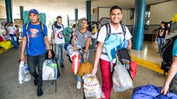 Schwer bepackt aber glücklich: Jugendliche treffen in Panama City ein / © Cristian Gennari (KNA)