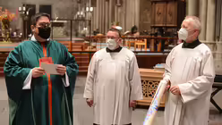 Schweren Herzens verabschiedet sich Chorpr&auml;ses Hopmann von "seinen" Ch&ouml;ren am K&ouml;lner Dom, die er neun Jahre lang begleitet hat. / &copy; Beatrice Tomasetti (DR)