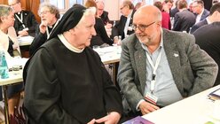 Schwester Philippa Rath, Benediktinerin, und Winfried Quecke, Mitglied des ZdK, bei der Synodalversammlung / © Harald Oppitz (KNA)