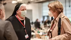 Schwester Philippa Rath (l.), Benediktinerin der Abtei Sankt Hildegard in Rüdesheim, im Gespräch  / © Julia Steinbrecht (KNA)